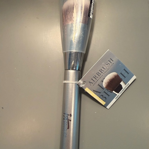 IT Cosmetics OMG Foundation Brush New - Picture 1 of 3